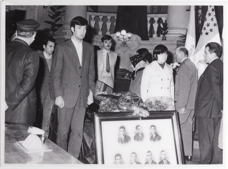 Gattatico-Reggio Emilia, 27-30 marzo 1970, Funerali di Alcide Cervi, camera ardente di Alcide nella Sala del Tricolore di Reggio Emilia, picchetto d'onore